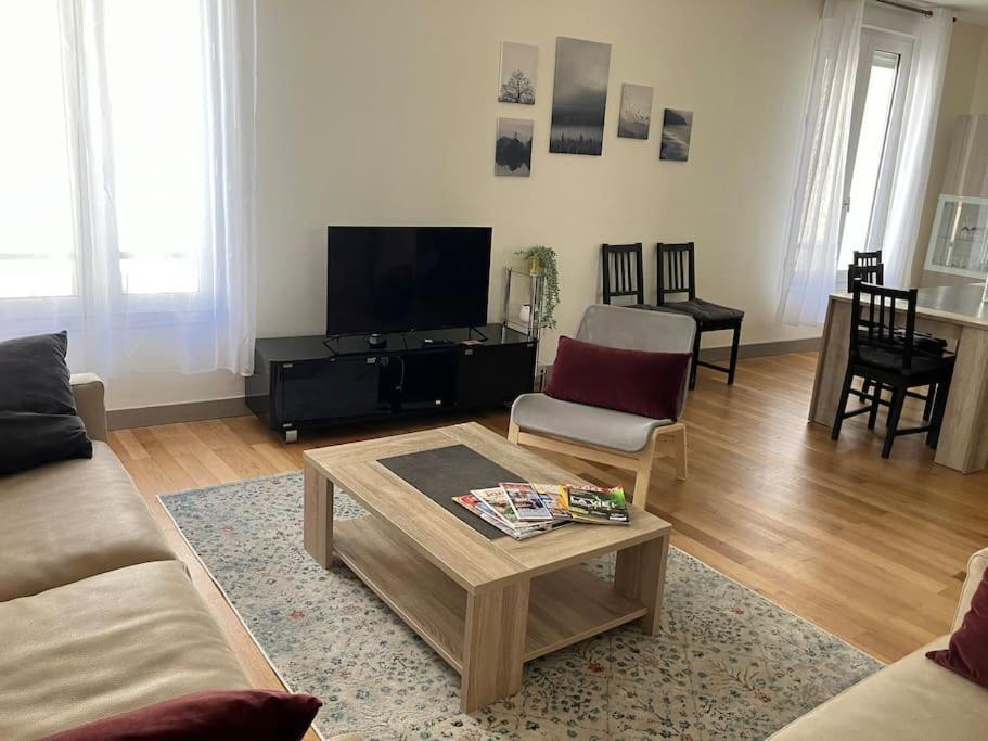 Appartement Spacieux En Centre Ville 旺多姆 外观 照片